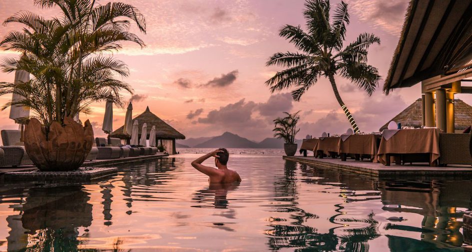 LUXURIOUS TOURISTIC GUIDES